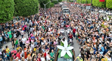 Uluslararası Portakal Çiçeği Karnavalına "En İyi Kültür ve Sanat Etkinliği" Ödülü