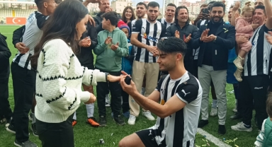 Yeşil Sahada Evlenme Teklifi