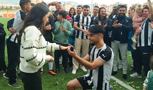 Yeşil Sahada Evlenme Teklifi