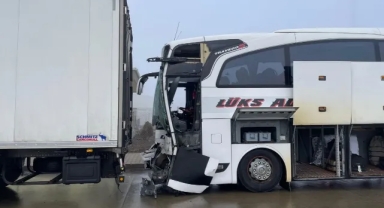 Yolcu Otobüsü Tıra Çarptı:8 Yaralı