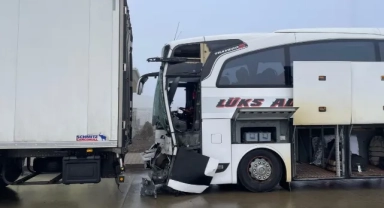 Yolcu Otobüsü Tıra Çarptı:8 Yaralı