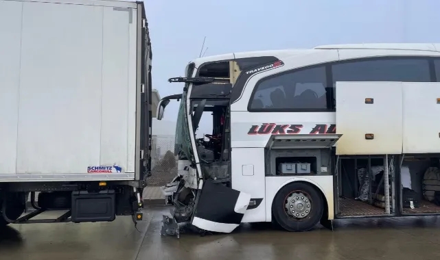 Yolcu Otobüsü Tıra Çarptı:8 Yaralı