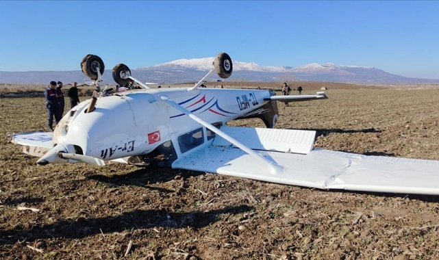 Zorunlu İniş Yapan Uçak Ters Döndü,Pilot Yaralandı