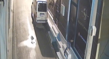 33 Yıl Hapis Cezasıyla Aranıyordu,Hırsızlık Yapınca Yakalandı