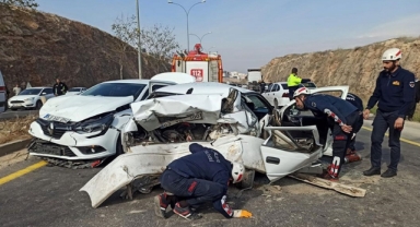 4 Araç Birbirine Girdiği Kaza Güvenlik Kamerasında