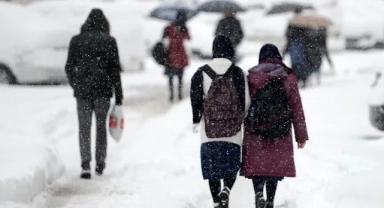Adana'da 2 İlçede Kar Yağışı:Eğitime Ara Verildi