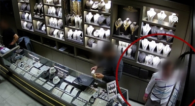 Bakıyormuş Gibi Yapıp Çaldı!