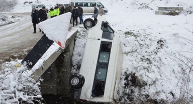 Cenazeye Gidenleri Taşıyan Minibüs Çay Yatağına Devrildi