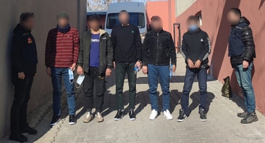 Düzensiz Göçmenler Sahte Pasasportla Yakalandı