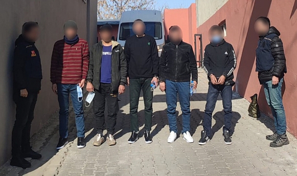 Düzensiz Göçmenler Sahte Pasasportla Yakalandı