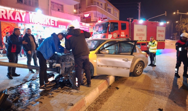 İki Otomobilin Çarpıştığı Kaza Güvenlik Kamerasında