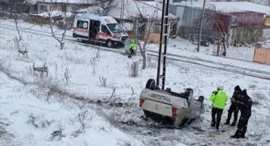 Kayganlaşan Yolda Kontrolden Çıktı, Devrildi