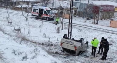 Kayganlaşan Yolda Kontrolden Çıktı, Devrildi