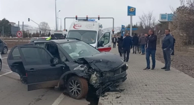Otomobil İle Hafif Ticari Araç Çarpıştı:2 Yaralı
