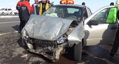 Otomobil İle Hafif Ticari Araç Çarpıştı