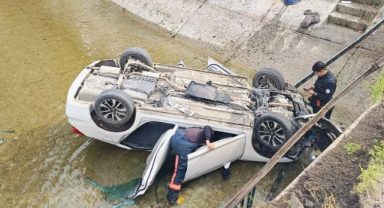 Otomobil Sulama Kanalına Devrildi:3 Yaralı
