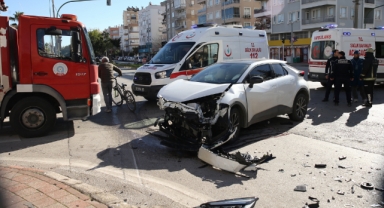 Otomobiller Çarpıştı:3 Yaralı