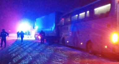 Yolcu Otobüsü Tıra Arkadan Çarptı