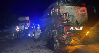 Yolcu Otobüsü Tıra Arkdan Çarptı:6 Yaralı