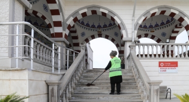 Yüreğir Belediyesi İbadethaneleri Pırıl Pırıl Temizliyor
