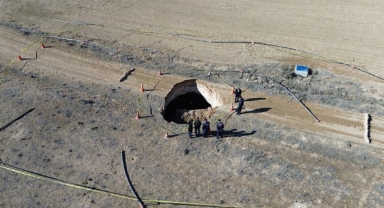 Aksaray'da 15 Metre Derinliğinde Obruk Oluştu