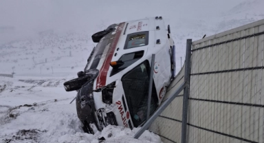 Ambulans Devrildi,3 Sağlık Personeli Yaralandı