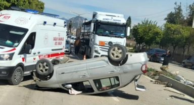 Aydınlatma Direğine Çarpıp Devrildi