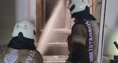 Beyoğlu'nda Tarihi Pasajda Çıkan Yangına Müdahale Ediliyor