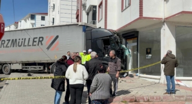 Direksiyon Başında Rahatsızlandı,Dükkana Çarptı