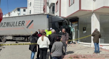 Direksiyon Başında Rahatsızlandı,Dükkana Çarptı