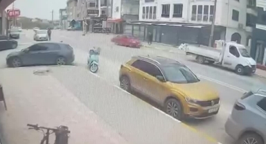 Duran Kamyonete Otomobil Çarptı:3 Yaralı