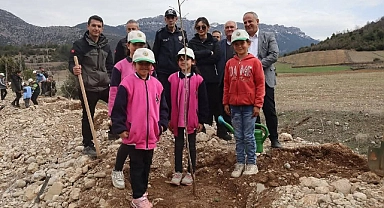 Feke'de Öğrenciler Fidan Dikti