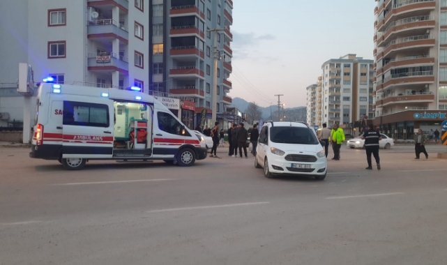 Hafif Ticari Araç Otomobille Çarpıştı:2 Yaralı