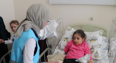 Hastanede Yatan Çocukların Yüzünü Güldürdü