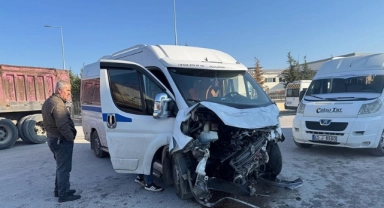 İşçi Servisleri Çarpıştı:19 Yaralı