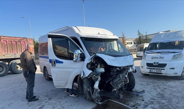 İşçi Servisleri Çarpıştı:19 Yaralı