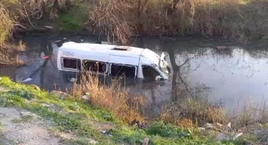 Kontrolden Çıkan İşçi Servisi Dereye Devrildi