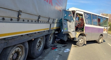 Minibüs Tıra Çarptı:12 Yaralı