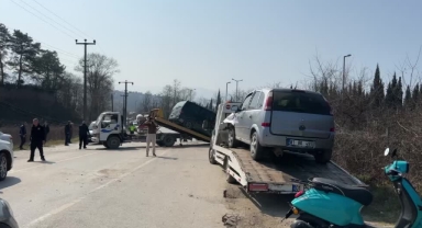 Otomobil İle Hafif Ticari Araç Çarpıştı:10 Yaralı