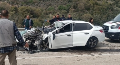 Otomobil ile Hafriyat Kamyonu Çarpıştı:1 Ölü,1 Yaralı