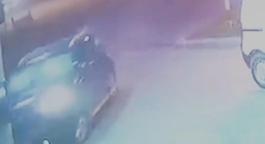 Otomobille Çarpıştı, Akaryakıt Pompasına Çarparak Durabildi