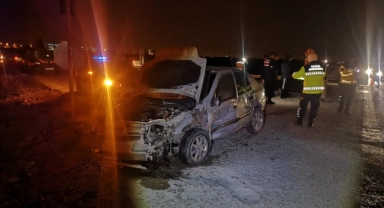 Otomobiller Çarpıştı:1 Ölü,2 Yaralı