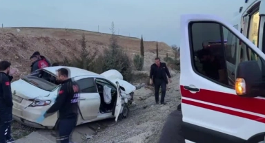 Şarampole Devrilen Otomobilden Yaralı Kurtuldular