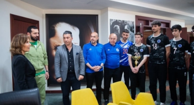 Seyhan Belediyesporlu Voleybolculardan Başkan Tekin’e Üç Kupa