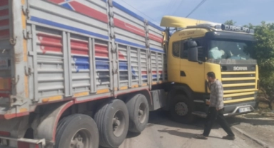 Tır İle Kamyonet Çarpıştı:2 Yaralı
