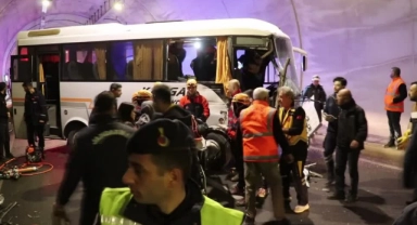 Tır İle Minibüs Çarpıştı:3 Yaralı