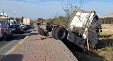 Tır İle Servis Minibüsü Çarpıştı:2 Yaralı