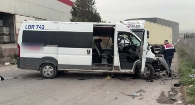Tır İle Servis Minibüsü Çarpıştı:8 Yaralı