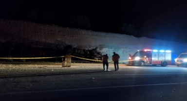 Tır Yol Kenarına Devrildi