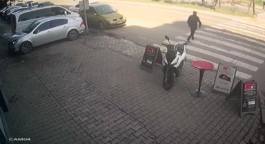Yolun Karşısına Geçen Yaşlı Adama Otomobil Çarptı